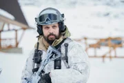 Wolf (Howard Charles) ist als Teil des Geheimdienstes an der Stürmung der Eliteschule "Point Blanc" beteiligt.