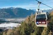 Skifahrer kommen entspannt auf die Piste: An zwei Haltestellen der Pustertalbahn können sie direkt in die Gondel einsteigen.