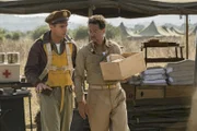 Yossarian (Christopher Abbott, l.); Doc Daneeka (Grant Heslov, r.)