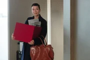 Maren (Ursula Strauss) verlässt die kleine Kanzlei, um doch noch den Karrieresprung als Anwältin zu wagen.