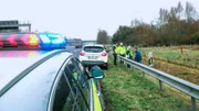 Ein liegengebliebener PKW direkt auf der Autobahnzufahrt zur A7 birgt immer eine besonders große Gefahr. Die Beamten der Autobahnpolizei Neumünster sichern die Gefahrenstelle ab.