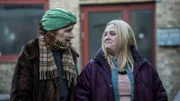 Die Obdachlose Ibber (Bodil Jørgensen, l.) besucht Elvira (Sara Klein, r.) regelmäßig in der Sexklinik, wo sie ihr gegenüber bei einer Tasse Kaffee Gift und Galle spuckt, angesichts der in ihren Augen verkommenen Welt.