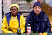 Lamia (Dela Dabulamanzi) und Johnny (Steffen Münster) denken über die Liebe und die Zukunft in unsicheren Zeiten nach.