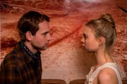 Zwischen Lucy (Lea Zoe Voss) und Max (Leonard Scheicher) sprühen die Funken. Aber wer traut sich, den ersten Schritt zu machen?