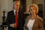 Charles versucht Deborah unter Druck zu setzen. (Siemen Rühaak, Michaela May).