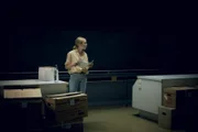 Studentin Lucy (Lea Zoe Voss) braucht dringend Hilfe beim Sortieren der Weihnachtsspenden.