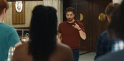 Es bewegt sich etwas in der Opéra. Inzwischen hat sich eine Mehrheit der Tänzer dafür ausgesprochen, ein Zeichen gegen die Missstände der Opéra zu setzen. Sébastien (Raphaël Personnaz) versucht derweil die Wogen zu glätten und hat eine Idee.
