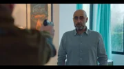 Harry (Johann von Bülow, l.) erfährt, dass Matthias (Özgür Karadeniz, r.) eine Affäre mit Harrys Frau Julia hatte und reagiert im Affekt.