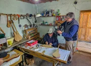 Komuzlegende Agai Esenbek bei der Herstellung des traditionellen kirgisischen Instrumentes (Kirgistan)