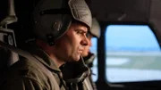 In buchstäblich letzter Sekunde retten sich Commander Grieve und sein Pilot per Schleudersitz aus der havarierten B-2 (Reenactment-Szene).