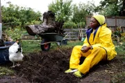 Paartherapeutin Lamia (Dela Dabulamanzi) hat mehr Baustellen, als nur ihren Schrebergarten. Sie hinterfragt ihre eigene Liebesbeziehung.