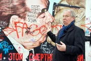 WDR Fernsehen WILFRIED THEODOR SCHMICKLER - FAST EIN SELBSTPORTRAIT. Wilfried Schmickler, einer der wortgewaltigsten und namhaftesten Kabarettisten im deutschsprachigen Raum, wird am 28. November sechzig Jahre alt. Lange Zeit auf die Rolle als zorniger Mann reduziert, der den volkstümlichen Heimathirsch des Jürgen Becker immer wieder zum "Aufhören!" auffordert, ist Wilfried Schmickler längst auch wegen seiner komödiantischen Frauenrollen in den "Mitternachtsspitzen" ein echter Publikumsliebling: Als Loki Schmidt in der Sketch-Reihe "Loki & Smoky" oder als Angela Merkel in den "Überschätzten Paaren der Weltgeschichte" sowie in "Sauer sucht Frau" begeistert Wilfried Schmickler deutschlandweit all jene, für die Kabarett und Comedy zwei Seiten ein und derselben Medaille sind. - Wilfried Schmickler an der Berliner East Side Gallery