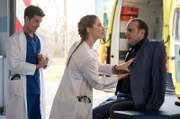 Ein bekanntes Gesicht taucht in der Notaufnahme auf: Dr. Guido Jansen landet aufgrund eines E-Roller-Sturzes im Johannes-Thal_Klinikum. V.l.n.r. Ben Ahlbeck (Philipp Danne), Julia Berger (Mirka Pigulla), Dr. Guido Jansen (Miguel Abrantes Ostrowski).