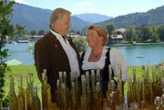 Karl hilft Vroni ihren Kräuterschnaps, der schon manch werdenden Vater geholfen hat, auf dem Fest zu verkaufen.