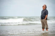 Wilfried Schmickler am Strand von Domburg auf der niederländischen Halbinsel Walcheren.