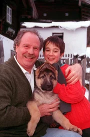 "Kommissar Rex", "Baby Rex - der kleine Kommissar." Die Familie Antonius züchtet Schäferhunde. Der Industrielle Rudolf Kainz will den besonders wertvollen Rex kaufen, aber dieser ist unverkäuflich. Daraufhin lässt Kainz Rex entführen. Rex gelingt es sich zu befreien und erreicht völlig erschöpft den Hof von Joe Felsner. Dessen Enkel Benny kümmert sich rührend um Rex. Bei einem Ausflug geraten die beiden in eine tödliche Falle und entdecken ein schreckliches Geheimnis.Im Bild (v.li.): Friedrich von Thun (Joe), Raphael Ghobadloo (Benny Nachmann).