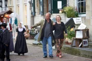 Wilfried Schmickler, einer der wortgewaltigsten und namhaftesten Kabarettisten im deutschsprachigen Raum, wird am 28. November sechzig Jahre alt. Lange Zeit auf die Rolle als zorniger Mann reduziert, der den volkstümlichen Heimathirsch des Jürgen Becker immer wieder zum "Aufhören!" auffordert, ist Wilfried Schmickler längst auch wegen seiner komödiantischen Frauenrollen in den "Mitternachtsspitzen" ein echter Publikumsliebling: Als Loki Schmidt in der Sketch-Reihe "Loki & Smoky" oder als Angela Merkel in den "Überschätzten Paaren der Weltgeschichte" sowie in "Sauer sucht Frau" begeistert Wilfried Schmickler deutschlandweit all jene, für die Kabarett und Comedy zwei Seiten ein und derselben Medaille sind. - Spaziergang mit Elke Heidenreich durch Veere auf der niederländischen Halbinsel Walcheren.