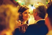 Sandra (Rebecca Immanuel, l.) hat Geburtstag und wagt ein Tänzchen mit ihrem Kollegen (Christoph M. Ohrt, r.).