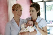 Antonia (Marion Kracht) und ihre beste Freundin Helena (Julia Bremermann, r.) sind Hebammen in der Klinik am See.