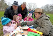 NDR Fernsehen NEUES AUS BÜTTENWARDER, "Lütt un Lütt", Bürgermeister Schönbiehl mit Adsche und Kindern.