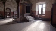 Himmelbetten, wie dieses auf Burg Eltz, waren ein technologischer Fortschritt auf den schwer zu heizenden Burgen. Geschlossene Vorhänge hielten die Wärme oberhalb der Liegefläche.