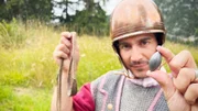 einstein Mit dieser tödlichen Waffe eroberte das Römische Reich die Schweiz Moderator Tobias Müller zeigt in römischer Ausrüstung das Schleuerblei