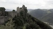 "Terra X -Mythos Burg" erklärt, wie Burgherrn ihre Bollwerke gegen Angriffe und Feuerwaffen schützten. Auf der niederösterreichischen Burg Aggstein lösten sie es mit mehreren massiven Mauerriegeln, die den Zugang zur Kernburg erschweren.