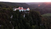 Burg Wildenstein ist heute eine Jugendherberge. Ihr Bauherr stattete die Burg mit allerlei Sicherheitsmaßnahmen aus - wie mit einem Fluchttunnel, auf Burgen eher selten.