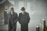 Fred Thursday (Roger Allam, l.) und Jim Strange (Sean Rigby, r.) werden wegen eines Mordfalls zu einem Friedhof außerhalb von Oxford gerufen.