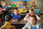 Brick (Atticus Shaffer, l.) ist schockiert, als sein Onkel Rusty plötzlich in der Schule auftaucht. Er hatte ihn zwar zu einem Schulbesuch eingeladen, doch an einem ganz anderen Tag. In der Zwischenzeit muss Frankie ihrer Tochter beibringen, dass diese aus einem Musical geflogen ist ...