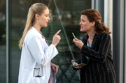 Julia Berger redet Klartext mit ihrer Patientin Mareike Gessler.