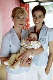 Antonia (Marion Kracht) und ihre beste Freundin Helena (Julia Bremermann, r.) sind Hebammen in der Klinik am See.