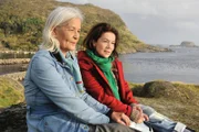 rbb Fernsehen LIEBE AM FJORD - ZWEI SOMMER, am Donnerstag (31.07.14) um 20:15 Uhr. Johanna (Hannelore Elsner, rechts) freut sich, dass ihre Jugendfreundin Sigrun (Hildegard Schmahl) ins gemeinsame Heimatdorf zurückgekehrt ist.