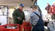 An den Wochenenden hat der kleine Paul Opa immer beim Fischen und Verkauf geholfen.