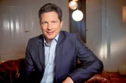 Die Sofa-Richter - Das Rechtsmagazin Die „Sofa-Richter“ diskutieren packende Rechtsfälle mitten aus dem Leben. Alles auf der heimischen Couch. ARD-Rechtsexperte Frank Bräutigam (Bild) schaut mit und erklärt die Rechtslage. Auch er ist gespannt, was „im Namen des Volkes“ zur Sprache kommt.