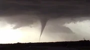 Die Erderwärmung schreitet gnadenlos voran, mit gravierenden Folgen für unseren Planeten. Klimawandel: Extremwettereignisse wie Tornados, Orkane und Starkregen häufen sich.