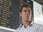 Christoph wartet am Flughafen auf die verspätete Maschine seiner Ex-Frau Viola.