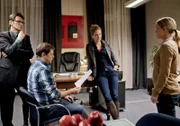 ARD HEITER BIS TÖDLICH - MORDEN IM NORDEN, neue Krimiserie am Vorabend mit 16 Folgen, Folge 5 "Der Besuch der alten Dame", am Dienstag (20.03.12) um 18.30 Uhr im Ersten. Kriminalhauptkommissar Finn Kiesewetter (Sven Martinek, 2.v.r.), Kriminaldirektor Lars Englen (Ingo Naujoks, l.), Staatsanwältin Elke Rasmussen (Tessa Mittelstaedt, r.) und Kriminaloberkommissarin Sandra Schwartenbeck (Marie-Luise Schram, r.) beraten sich über den aktuellen Mordfall.