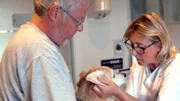 Tierärztin Stephanie Petersen untersucht Benny, den Urlauber Heinz Josef Haneklaus wegen juckenden Ohren vorsorglich vorstellt.