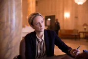 Emma (Andrea Riseborough)