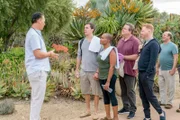 Doctor Randy (Steve Valentine, l.), Cameron Tucker (Eric Stonestreet, 3.v.r.), Mitchell Pritchett (Jesse Tyler Ferguson, 2.v.r.)