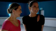 Valea (Antonia Kolano, l.) und Charlotte "Charlie" (Shaolyn Fernandez) erkennen erfreut, dass das Wundermittel schnell Wirkung zeigt.