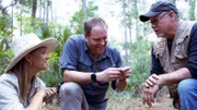 L-R: Chessy Rica, Josh Gates und Steve Carr finden einige alte Münzen an einem geheimen Ort in Fruta.