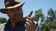 Josh reagiert aufgeregt auf die Hälfte eines Hufeisens, das er beim Metalldetektieren entdeckt hat.