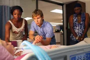 Sookie (Anna Paquin) liegt im Koma. Tara (Rutina Wesley), Jason (Ryan Kwanten, Mitte) und Lafayette (Nelsan Ellis) sind zu ihr ins Krankenhaus geeilt. Es schaut allerdings nicht gut aus für Sookie!