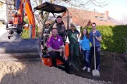 Die Beetbrüder (v.l.: Claus, Henrik und Ralf) starten in neue Gartenabenteuer. Der erste Hilferuf kommt aus dem Frankenland. Dort wohnen Elena und Johannes mit ihren Kindern.