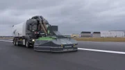 Der Riesenstaubsauger "Big Boy" befreit die Landbahn vom Gummiabrieb.