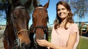 Ihren Feierabend verbringt die passionierte Chirurgin Dr. Ilka natürlich wieder mit Tieren - am liebsten im Galopp.