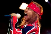Axl Rose von Guns n' Roses auf der Bühne während des Freddie Mercury Tribute-Konzerts im Wembley-Stadion.