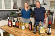 Verbraucherschützerin Katja Tölle (l) erläutert Björn Freitag auf was man achten kann, wenn man Glühwein kauft.